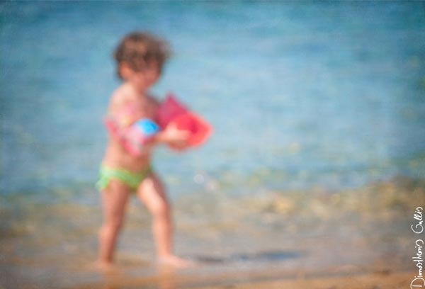 μικρό παιδί στην παραλία