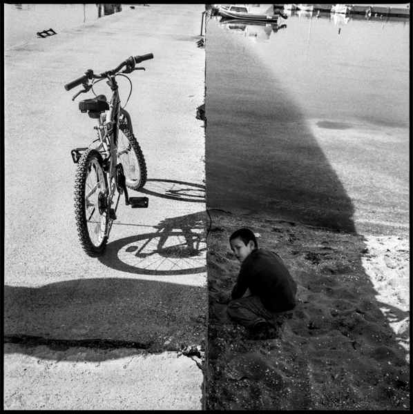 ένα ποδήλατο και ένα παιδί στην αμμουδιά
