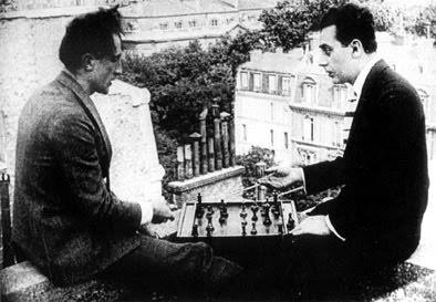 Στιγμιότυπο από την ταινία το Διάλειμμα -- Ο Μαν Ρέι και ο Μαρσέλ Ντουσάμπ παίζοντας σκάκι