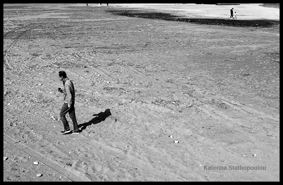 άντρας μόνος του περπατά στην άμμο