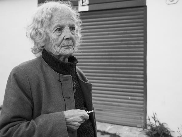 φωτογραφία εκδήλωσης, ασπρόμαυρη φωτογραφία, πορτραίτο ηλικιωμένης γυναίκας