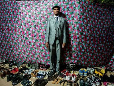 άνδρας σε τζαμί, παπούτσια πιστών