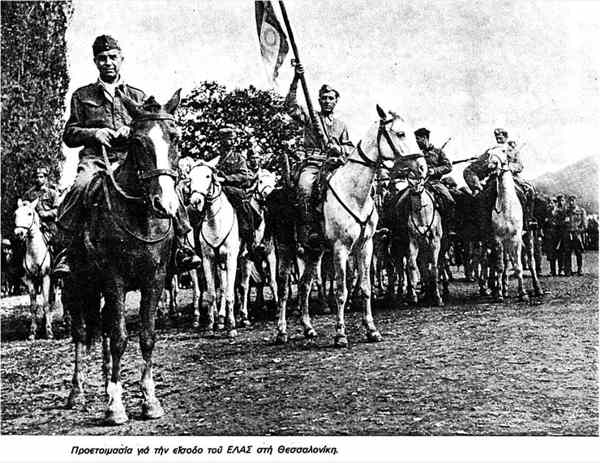 ασπρόμαυρη φωτογραφία με μέλη του ΕΛΑΣ πάνω σε άλογα πριν την είσοδό τους στη Θεσσαλονίκη