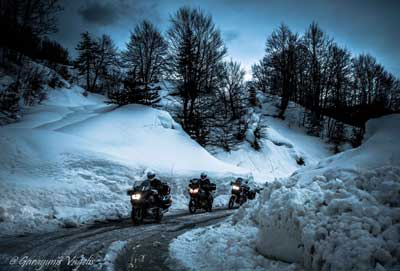 μοτοσικλετιστές σε χιονισμένο τοπίο