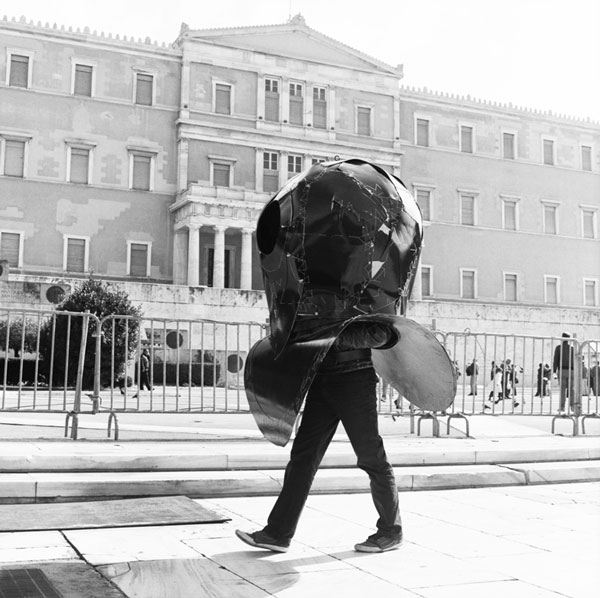 Διαδρομή-περιπλάνηση (2 Νοεμβρίου 2014) του Ν. Σεπετζόγλου στο κέντρο της Αθήνας, μπαίνοντας ο ίδιος στον «ρόλο» του έργου του On the shoulders of giants I have a diver down. Φωτογραφίες: Σπύρος Στάβερης