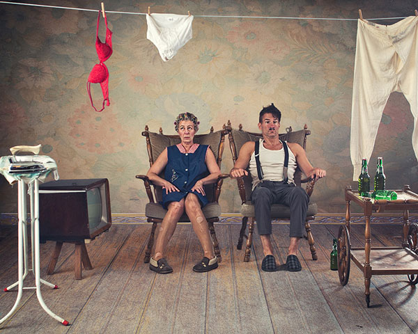 Home, άντρας και γυναίκα καθισμένοι σε πολυθρόνες, παλιά τηλεόραση, μπουγάδα, μπαράκι, σιδερώστρα