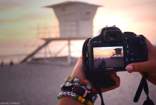 gif με μία φωτογραφική μηχανή που βγάζει φωτογραφίες διάφορα μέρη του κόσμου
