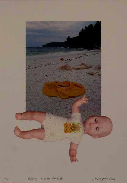 μωρό κούκλα μπροστά σε φωτογραφία παραλίας