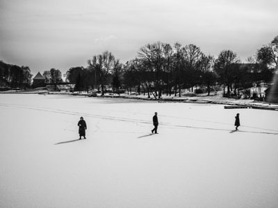 ασπρόμαυρη φωτογραφία, χιόνι, 3 άνθρωποι ντυμένοι στα μαύρα