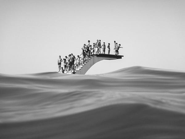 Φωτογραφία διαγωνισμού, υποβρύχια λήψη, παιδιά περιμένουν να πηδήξουν απο την εξέδρα στη θάλασσα