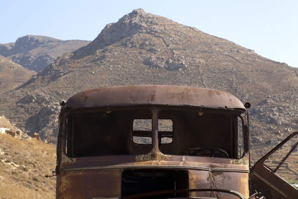 εγκαταλελειμμένο φορτηγό μέσα στο χώρο του μεταλλείου