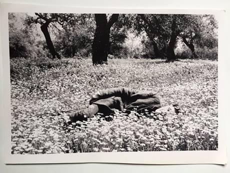 ασπρόμαυρη φωτογραφία εποχής, άνδρας ξαπλωμένος σε αγρό