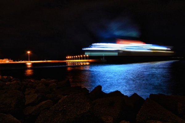 πλοίο στο λιμάνι τη νύχτα με τα φώτα στη θάλασσα