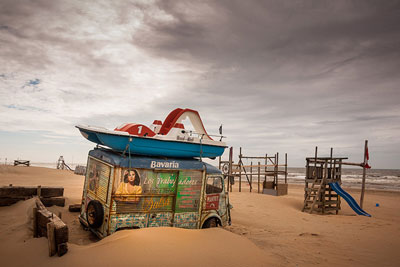 φορτηγάκι με βάρκα στο καπό, αμμώδης παραλία
