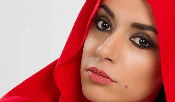 πορτραίτο γυναίκας με έντονα μαύρα μάτια και κόκκινο μαντίλι στο κεφάλι