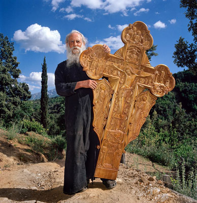 μοναχός κρατάει έναν τεράστιο ξύλινο σταυρό