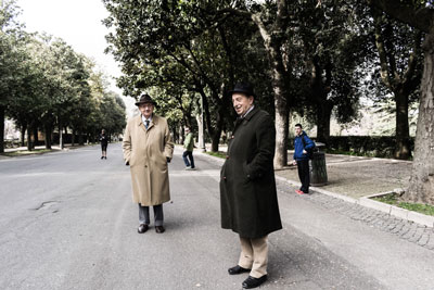 ηλικιωμένοι άντρες με μακριά παλτά στο πάρκο