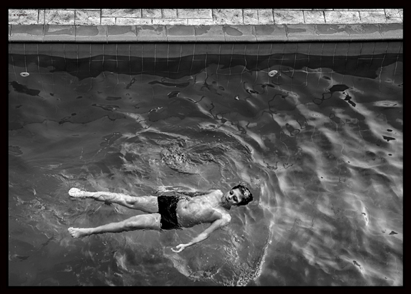 μαυρόασπρη φωτογραφία, παιδι κολυμπάει σε ύπτια θέση