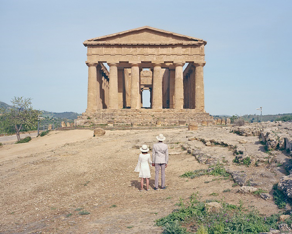 agrigento, ζευγάρι μπροστά σε αρχαίο ναό