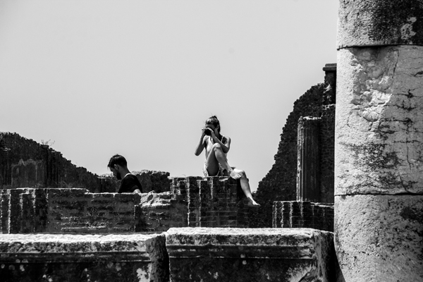άντρας και γυναίκα βγάζουν φωτογραφίες σε αρχαιολογικό χώρο