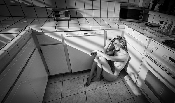ασπρόμαυρη φωτογραφία, γυναίκα γυμνή στο πάτωμα κουζίνας
