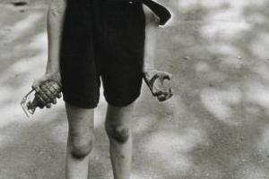 Παιδί με χειροβομβίδα παιχνίδι στο χέρι