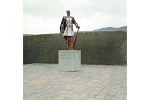 άγαλμα στρατιώτη με παραδοσιακή στολή