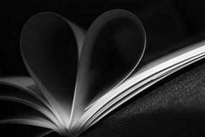 σελίδες βιβλίου γυρισμένες με τρόπο ώστε να σχηματίζουν καρδιά