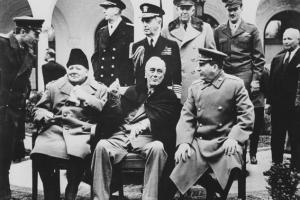 αρχηγοί κρατών σε αναμνηστική φωτογραφία μετά την υπογραφή συνθήκης