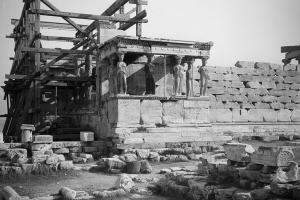 Érechthéion, portique des Caryatides en travaux, à Athènes P