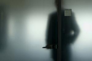 σκιά άνδρα πίσω από πόρτα