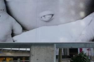 αφίσα που δείχνει τον αφαλό ενός μωρού πάνω από τα θεμέλια κτιρίου