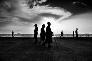 σκιές γυναικών, παραλία Θεσσαλονίκης