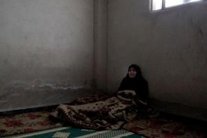 μουσουλμάνα ξαπλωμένη σε πάτωμα και σκεπασμένη με κουβέρτα