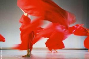 χορευτές με κόκκινο ύφασμα εν κινήσει