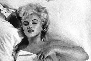 ασπρόμαυρη φωτογραφία, γυναίκα σκεπασμένη με σεντόνι ξαπλωμένη σε κρεβάτι