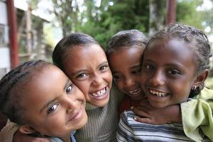 παιδάκια της Αιθιπίας ποζάρουν χαμογελώντας
