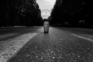 κεφάλι κούκλας στη μέση ενός δρόμου