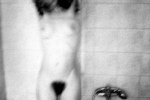 γυναικείο γυμνό, μπανιέρα κουνημένη ασπρόμαυρη φωτογραφία