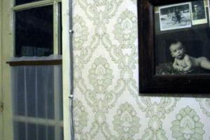φωτογραφίες σε τοίχο, δίπαλ σε μια παλιά πόρτα