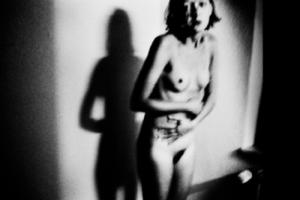 ασπρόμαυρη κουνημένη φωτογραφία, γυναικείο γυμνό