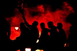 διαδηλωτές γύρω απο φωτιά στην Αίγυπτο