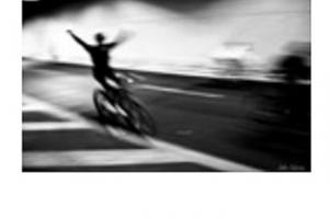 ασπρόμαυρη instant φωτογραφία, ποδηλάτης