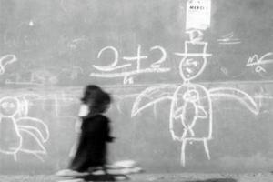 παιδιά περπατάνε μπροστά από ζωγραφισμένο τοίχο