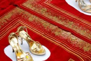 Σιωπή (Silence), 2008 10 prayer rugs changed / ζευγάρι γοβάκια σε κόκκινο χαλί