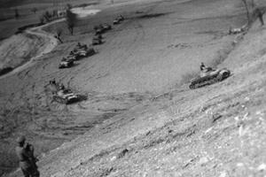 6 Απριλίου 1941. Μια ίλη γερμανικών αρμάτων μάχης προωθείται στην κοιλάδα του Στ