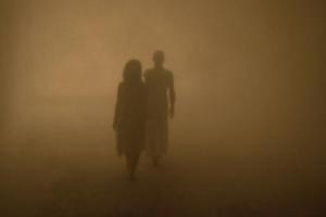 σκιές ανθρώπων σε ομίχλη
