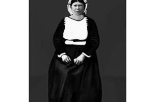 ασπρόμαυρη φωτογραφία, γυναίκα ντυμένη με παραδοσιακή στολή