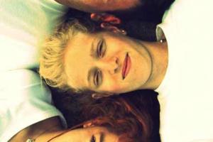 τρεις έφηβοι ξαπλωμένοι σε γρασίδι ο ένας δίπλα στον άλλο