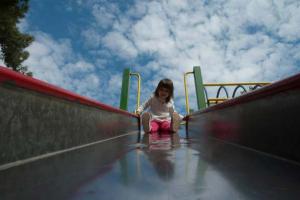 φωτογραφία: Ανδρέας Κατσάκος / μικρό κορίτσι πάνω σε τσουλήθρα